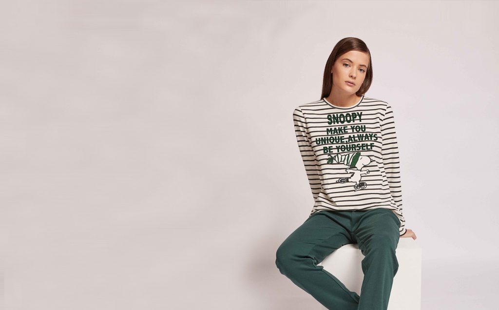 Señora en pijama sentada